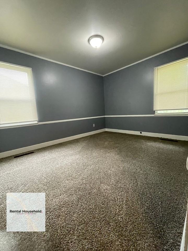 10400 Saratoga St - Photo 5 of 12