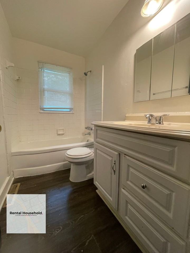 10400 Saratoga St - Photo 7 of 12