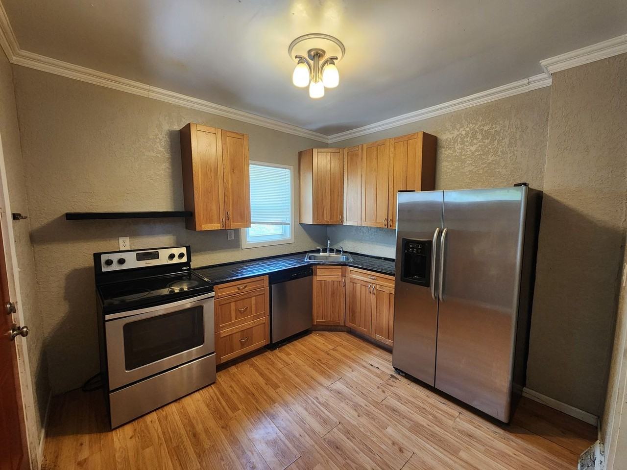 825 42nd St - Photo 2 of 19