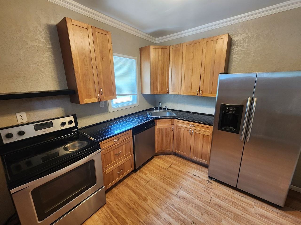 825 42nd St - Photo 3 of 19