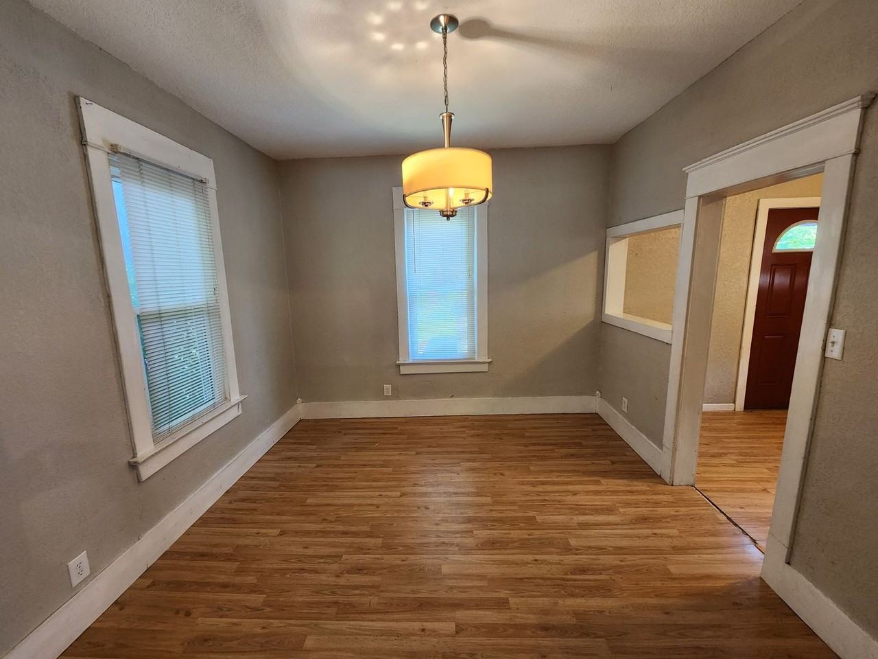 825 42nd St - Photo 6 of 19