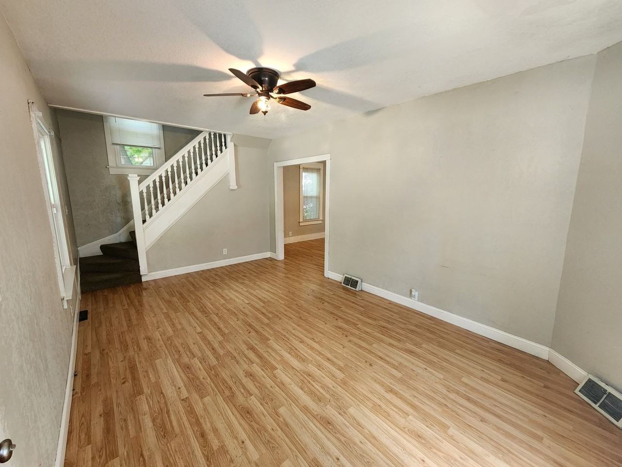 825 42nd St - Photo 7 of 19