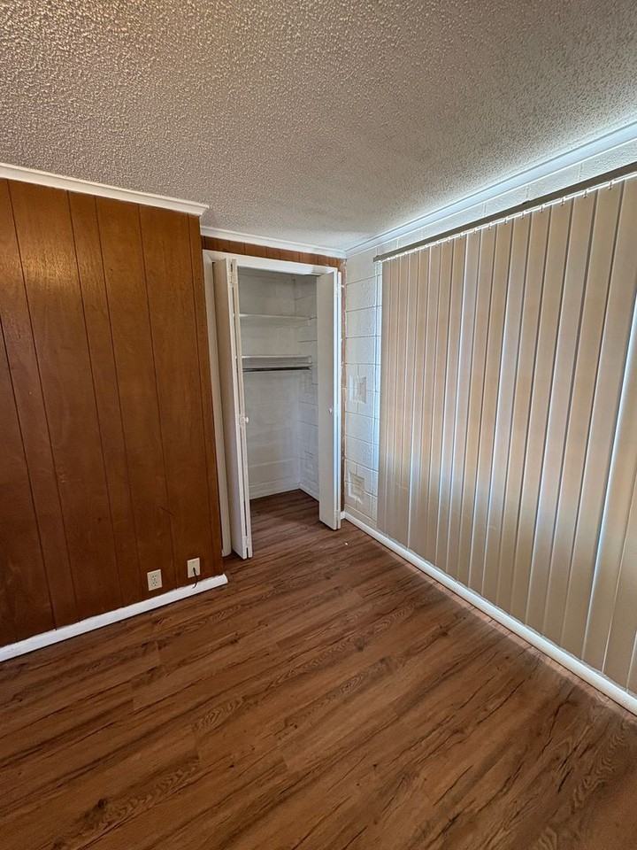 1620 1/2 N Grand St - Photo 3 of 9