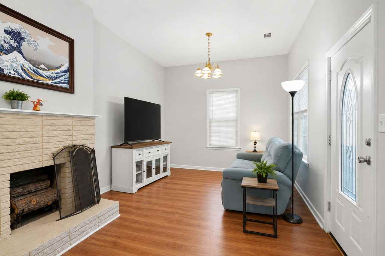 1304 E 32nd St - Photo 4 of 19