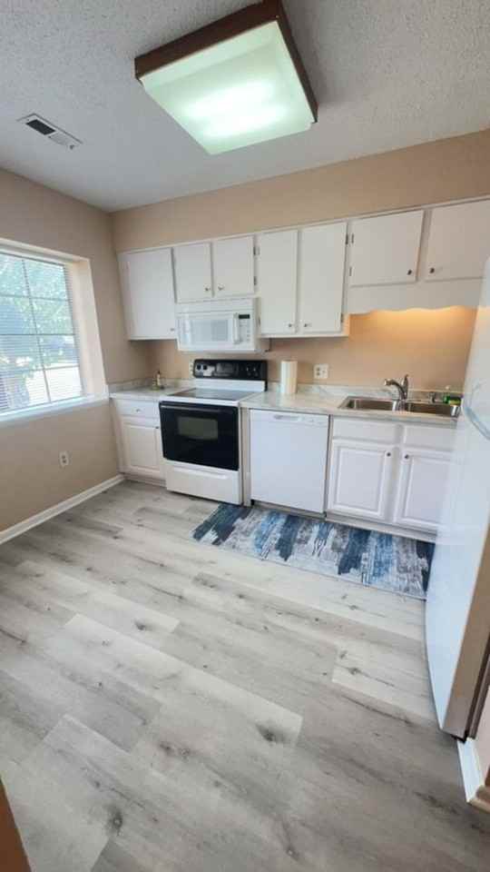 1208 Pinegrove Dr - Photo 3 of 16