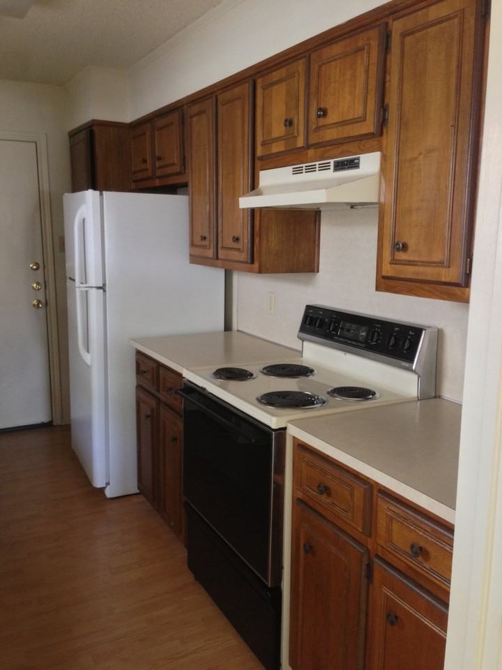 1404 Chapel Ridge Rd - Photo 5 of 9