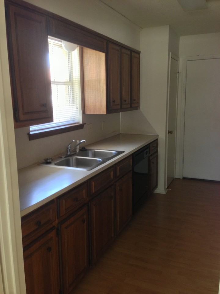 1404 Chapel Ridge Rd - Photo 6 of 9