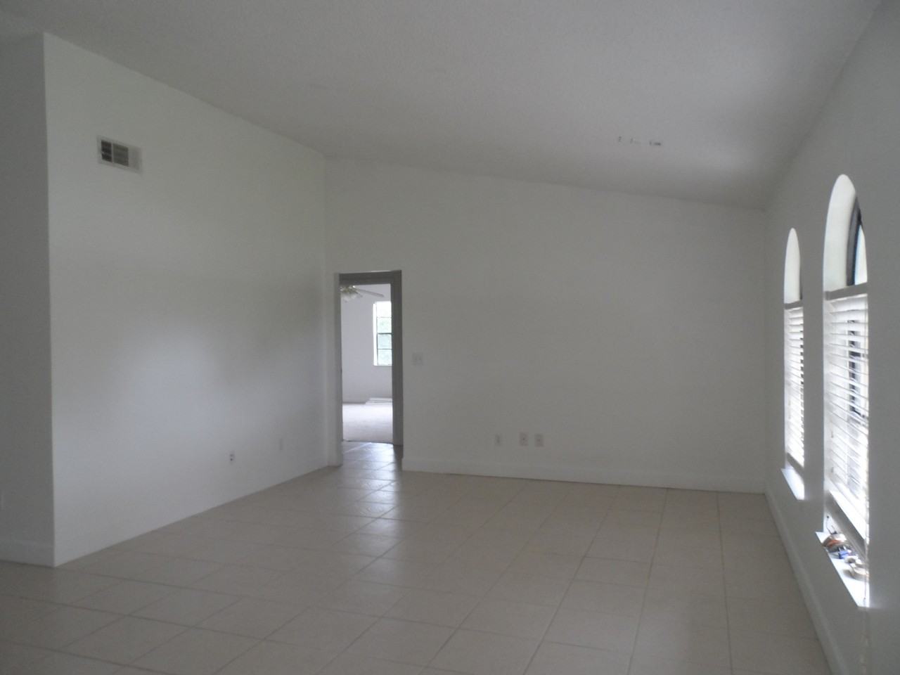 2949 N Covington Dr - Photo 2 of 28