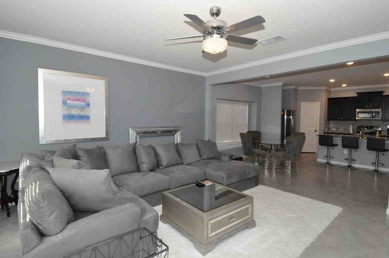 13911 Madrigal Ln - Photo 4 of 17