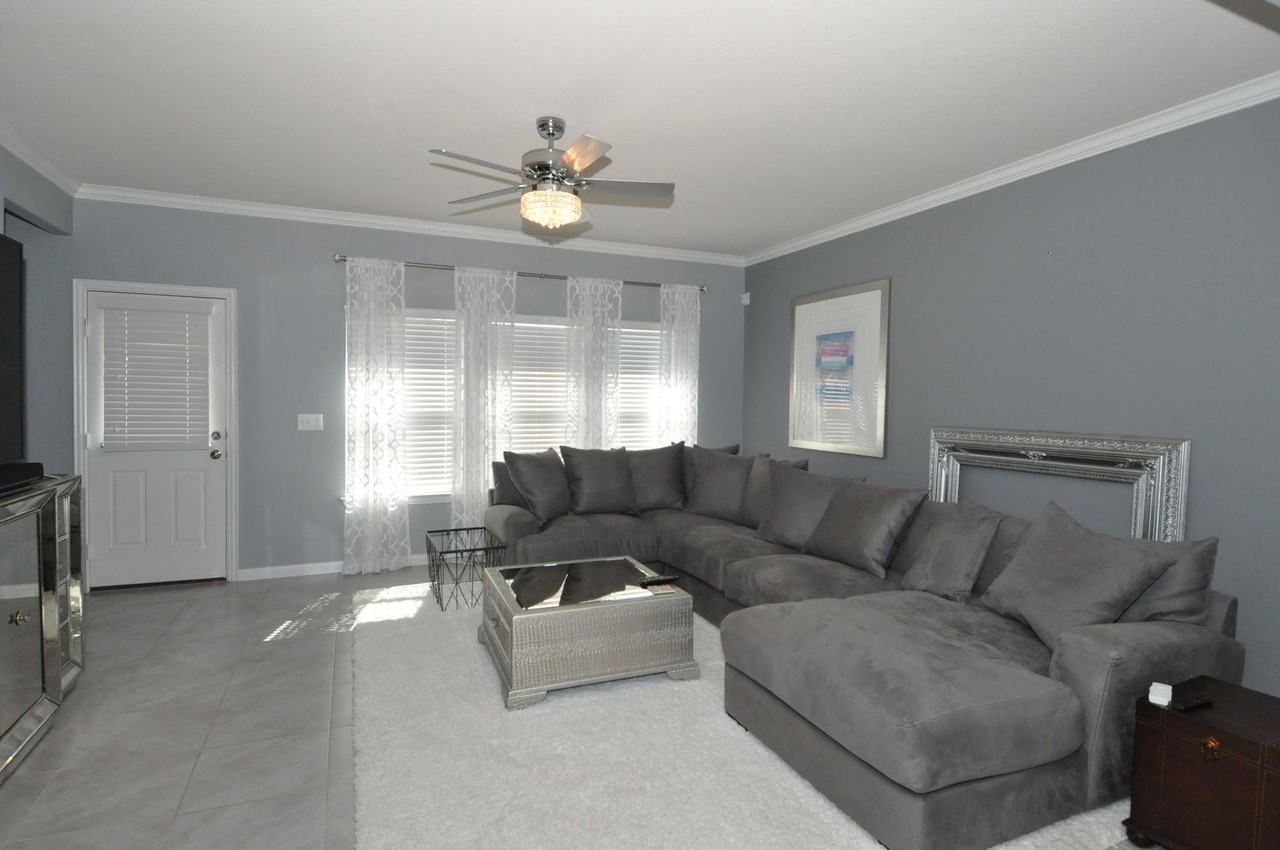 13911 Madrigal Ln - Photo 5 of 17
