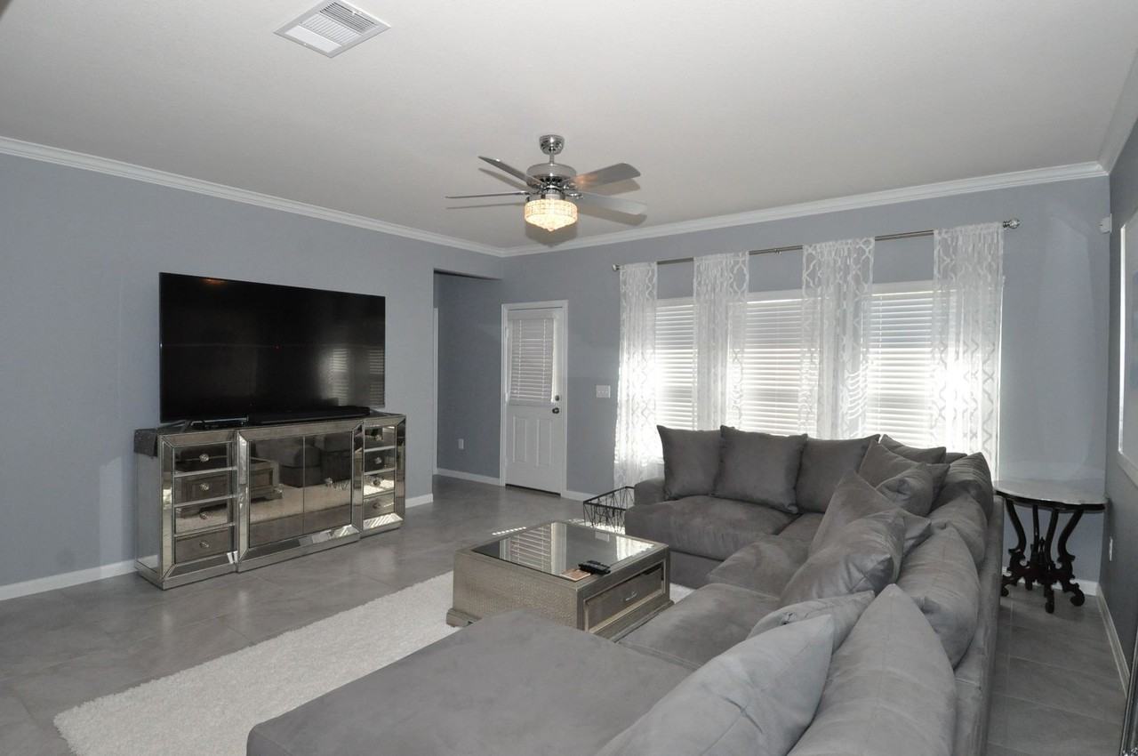 13911 Madrigal Ln - Photo 6 of 17