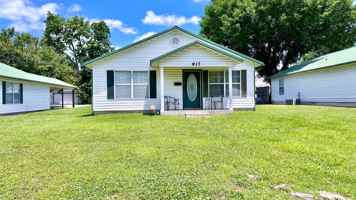 featured image of 917 E Delaware Ave