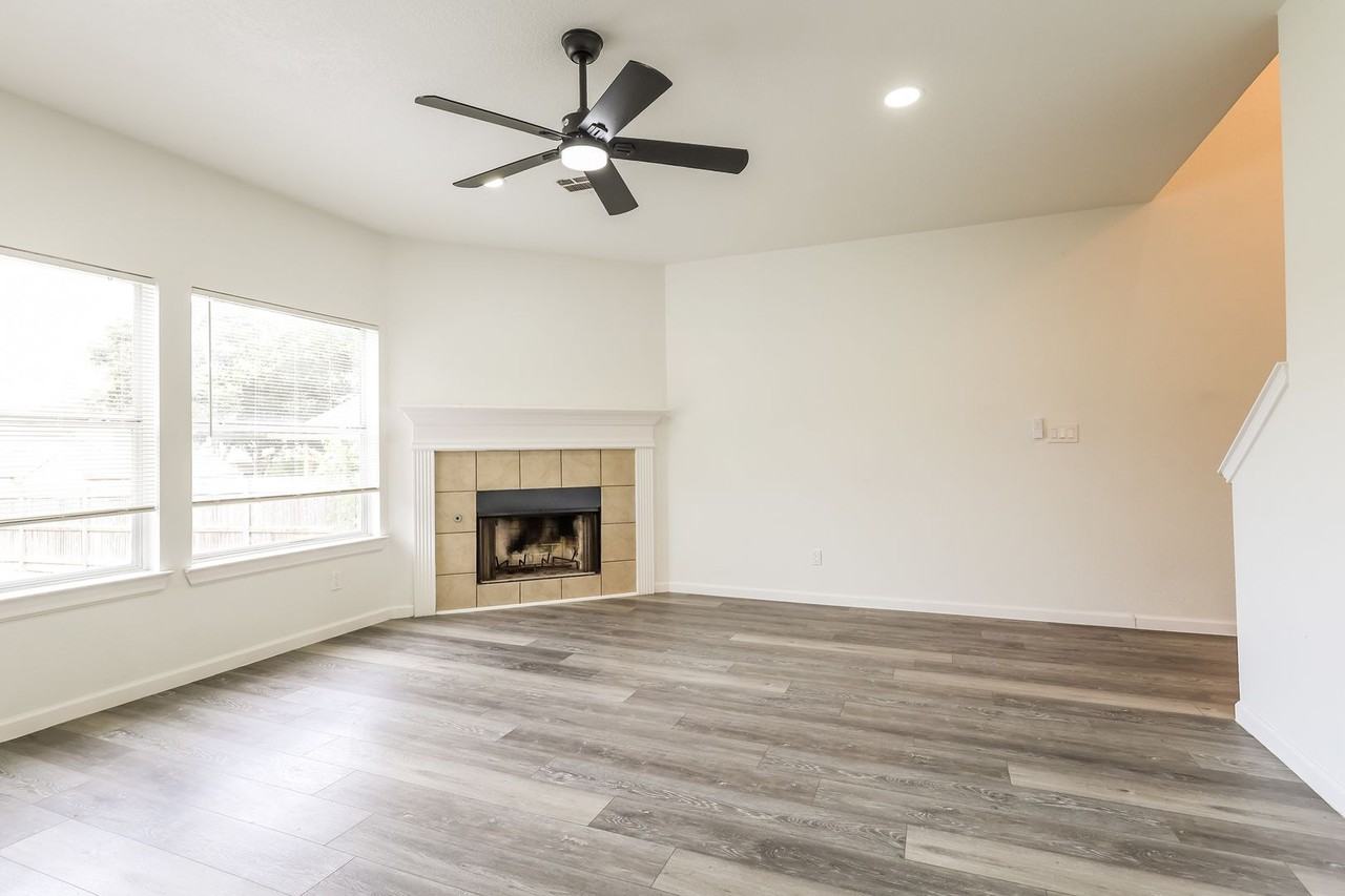 4604 Summit Hill Dr - Photo 4 of 17