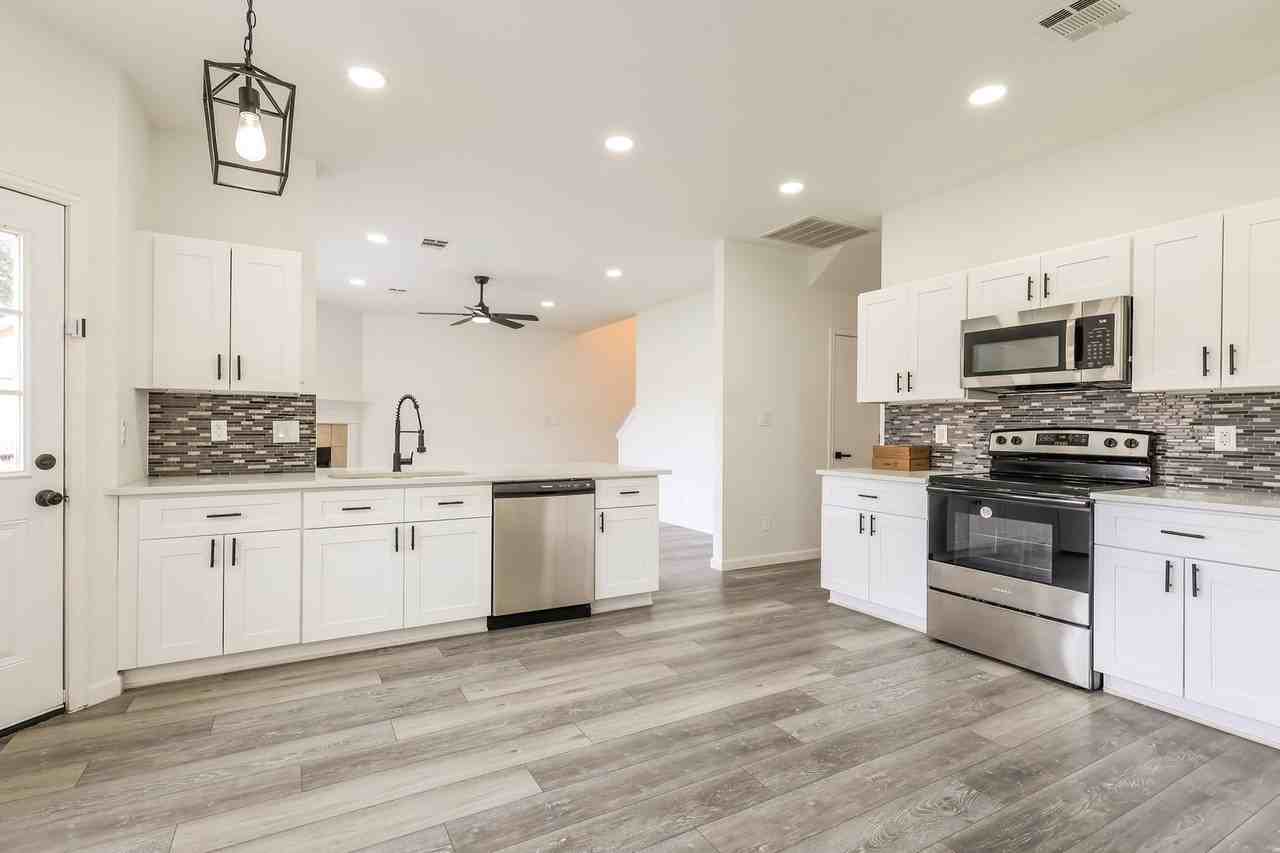4604 Summit Hill Dr - Photo 7 of 17