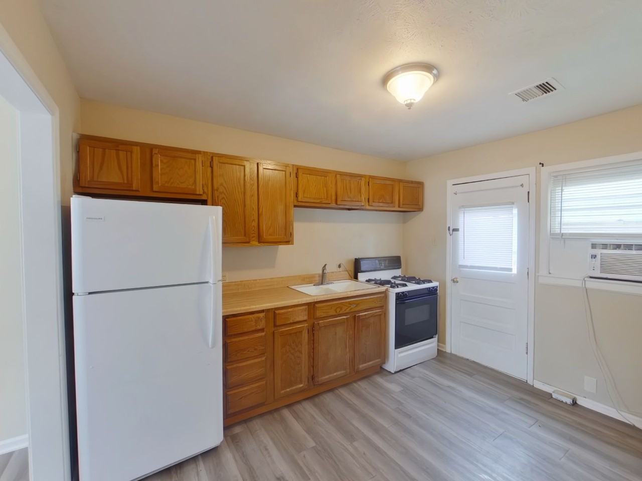 1548 N Pinecrest St - Photo 3 of 7