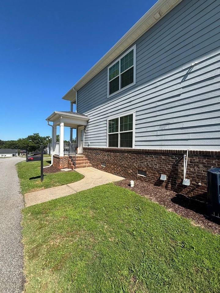 302 Royalview Dr - Photo 7 of 10
