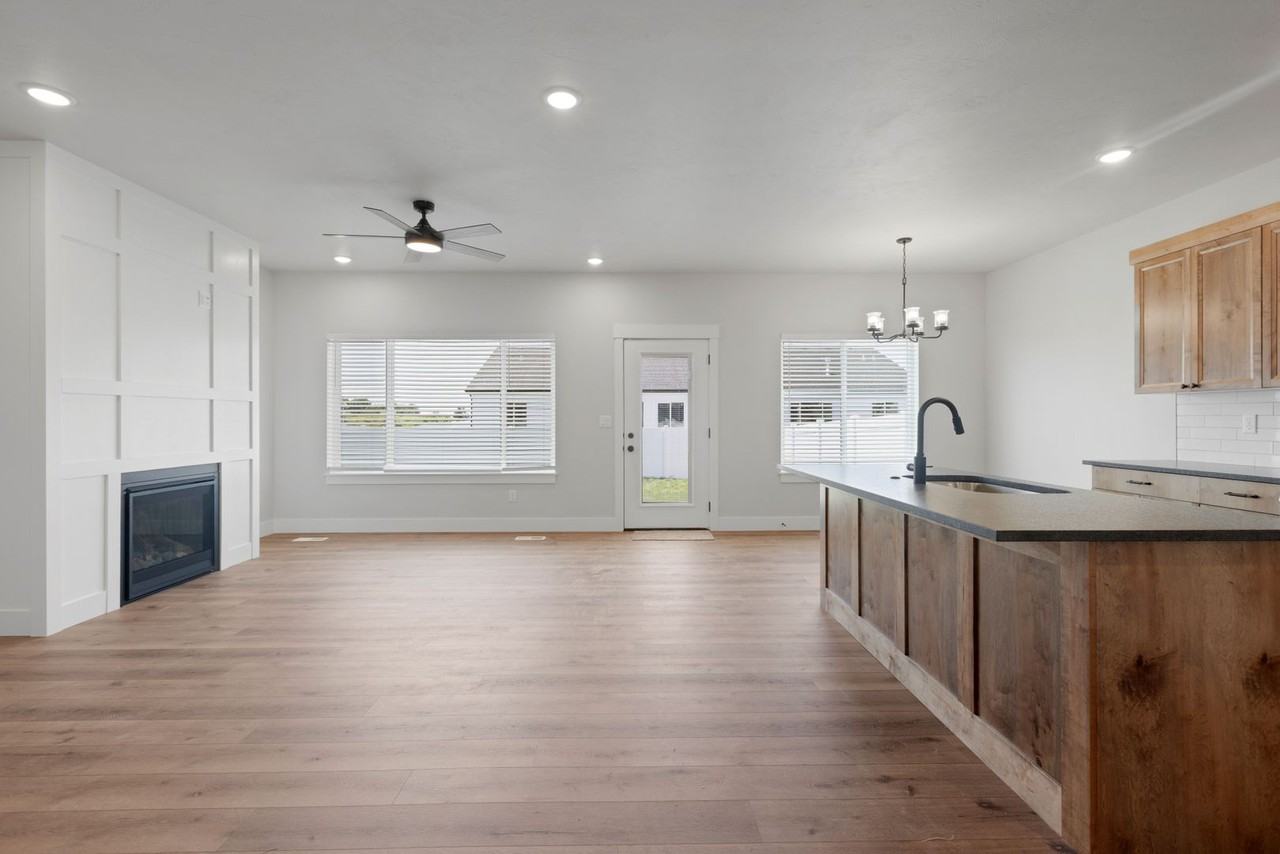 656 Jeanine Dr - Photo 2 of 50