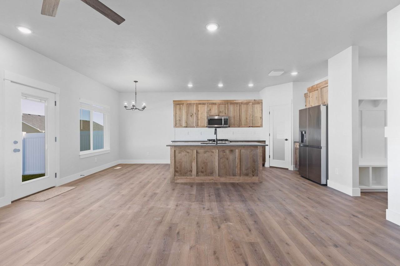656 Jeanine Dr - Photo 4 of 50
