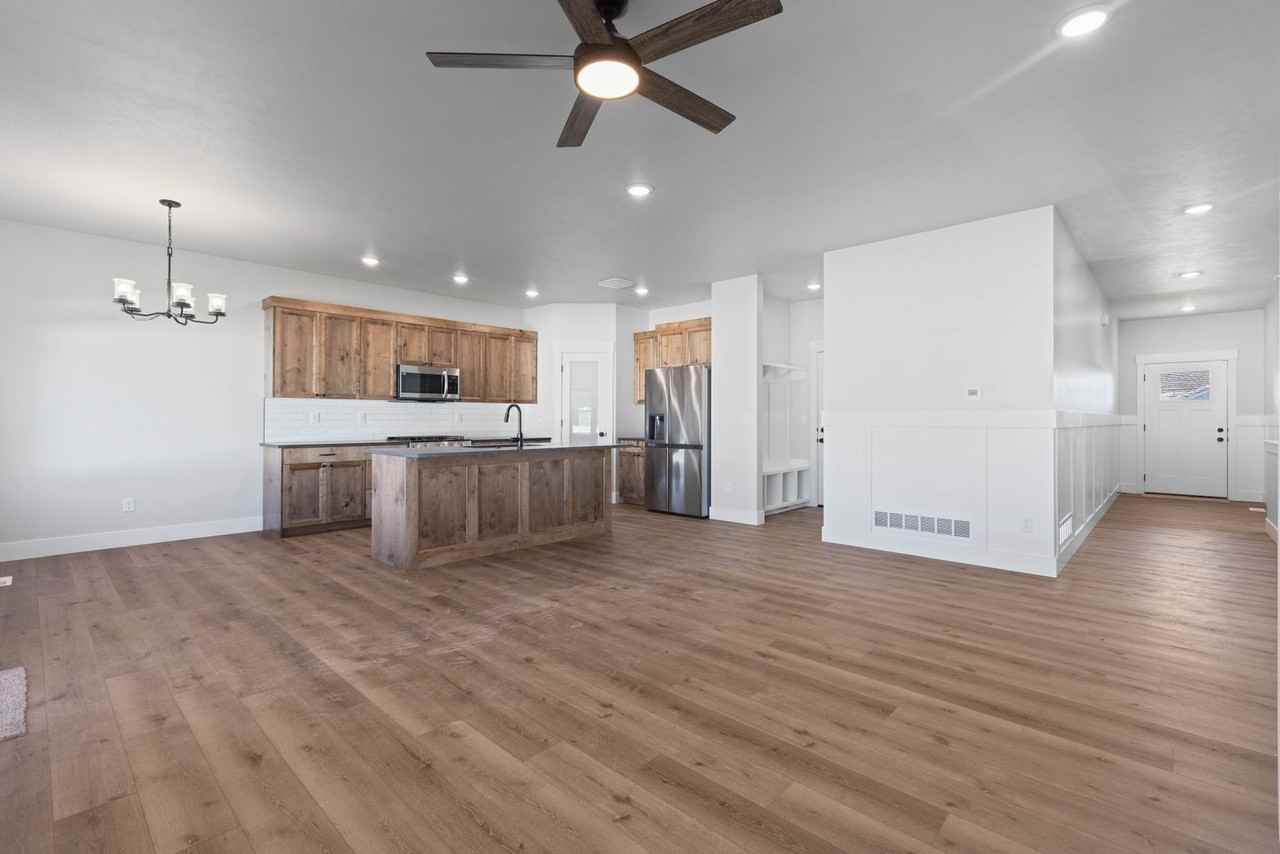 656 Jeanine Dr - Photo 5 of 50