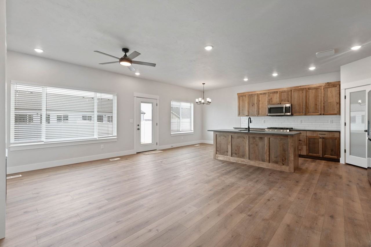 656 Jeanine Dr - Photo 6 of 50