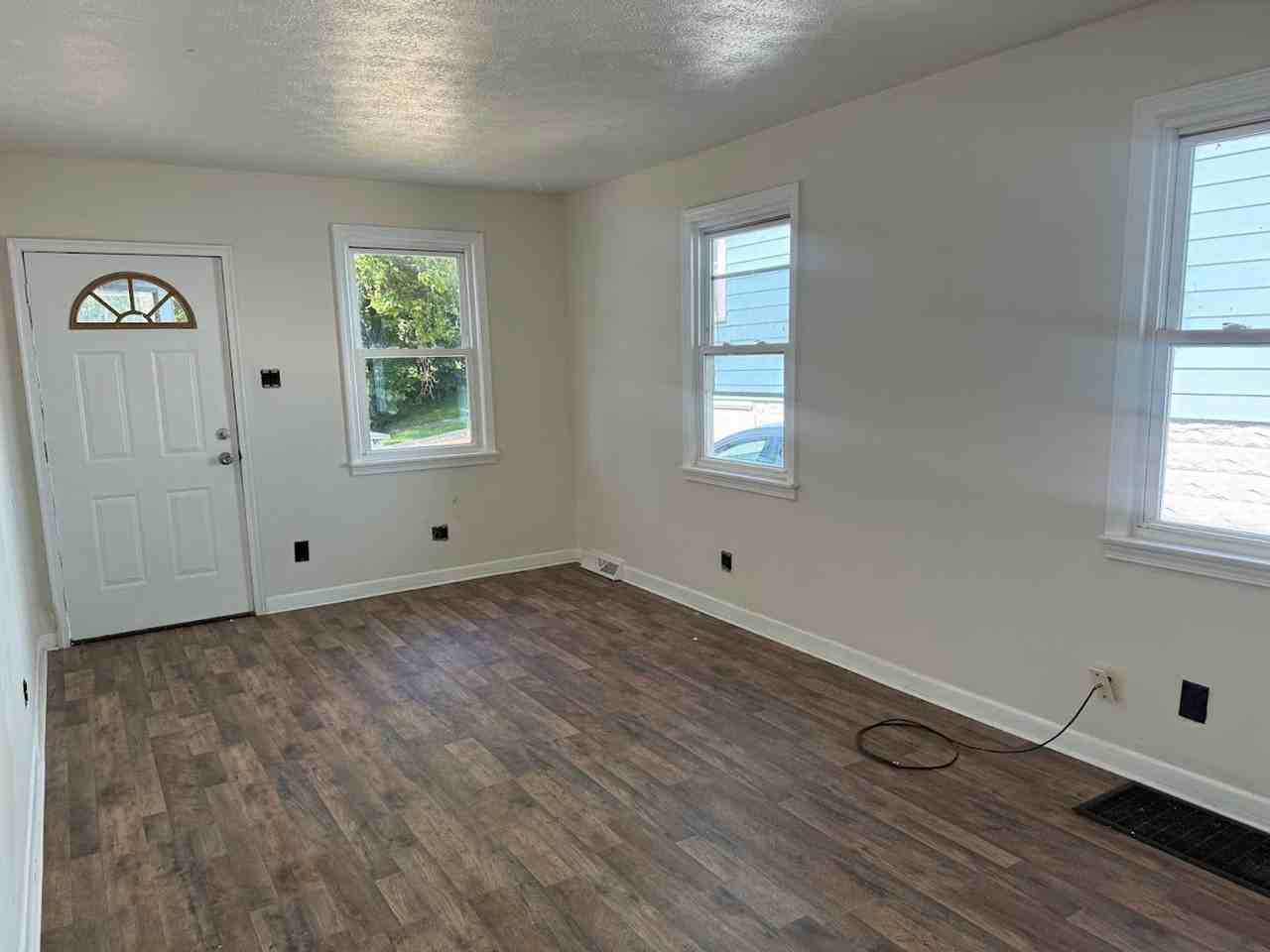 1106 Arnold Ave - Photo 2 of 11