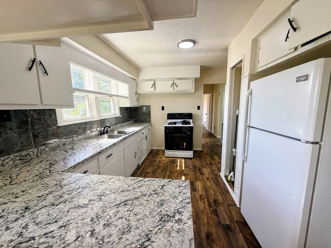 1106 Arnold Ave - Photo 4 of 11
