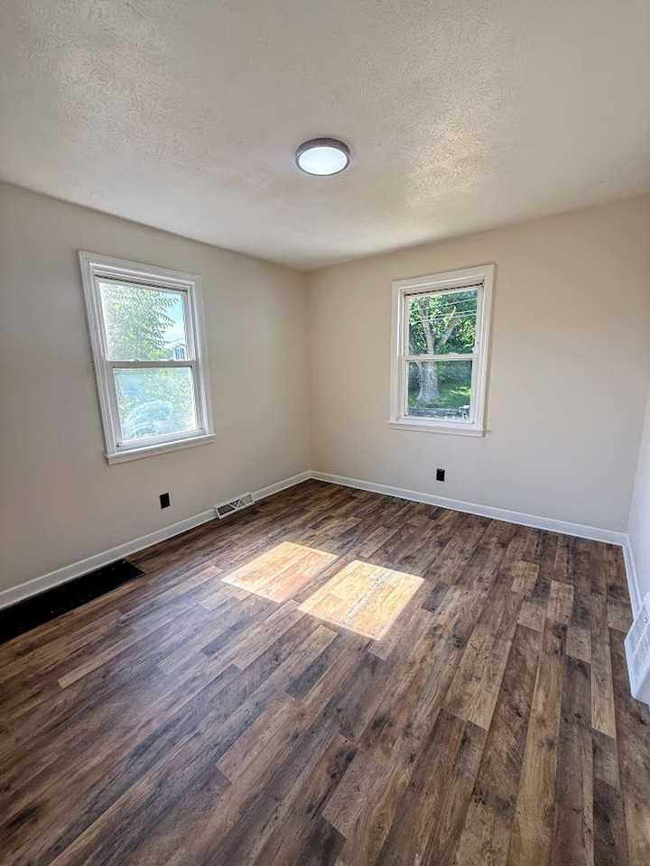 1106 Arnold Ave - Photo 7 of 11