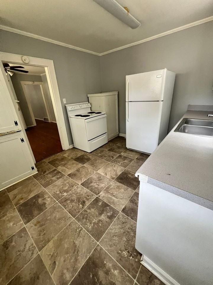 403 Concord Rd - Photo 3 of 10