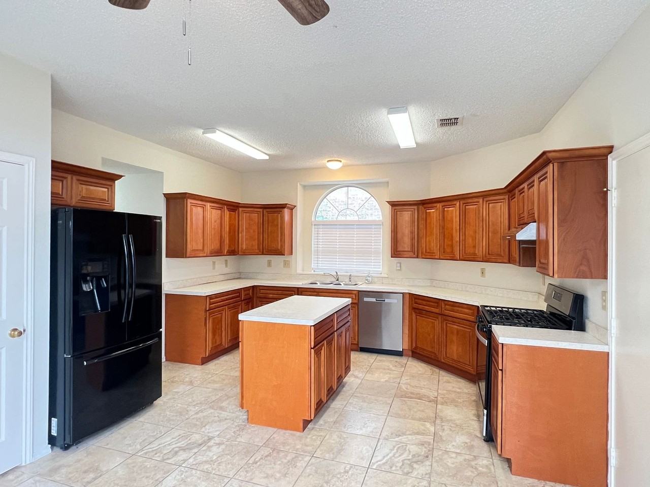 723 Sumner Dr - Photo 6 of 48