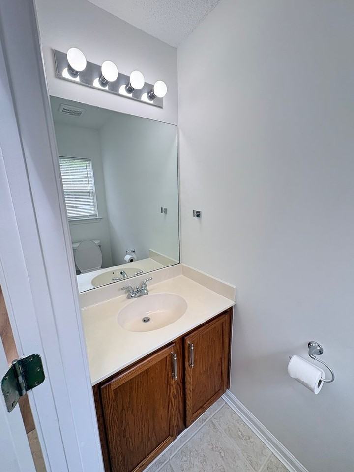 390 Gardners Cir - Photo 5 of 28