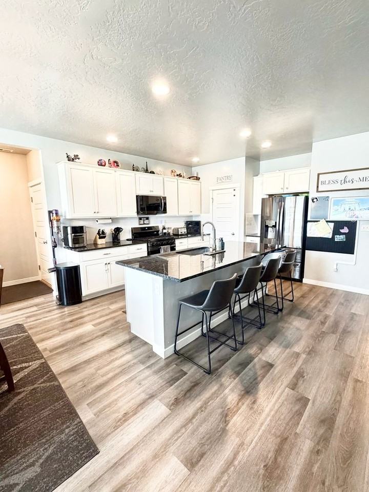 13835 S Baroque Ave - Photo 4 of 33