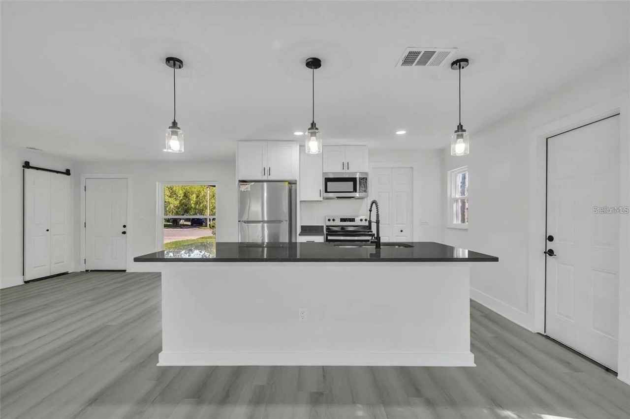 920 Lockhart St - Photo 2 of 11