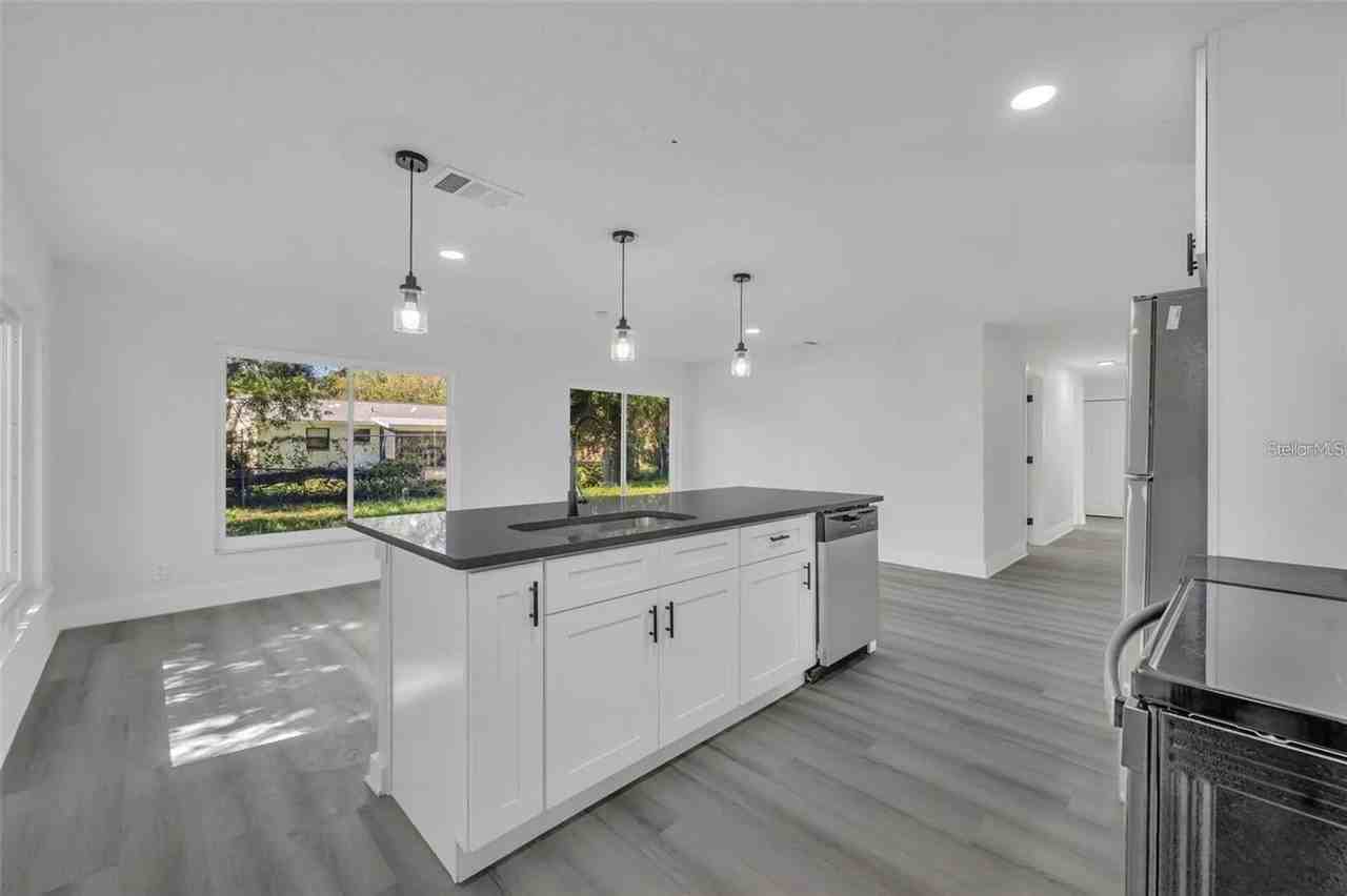 920 Lockhart St - Photo 3 of 11