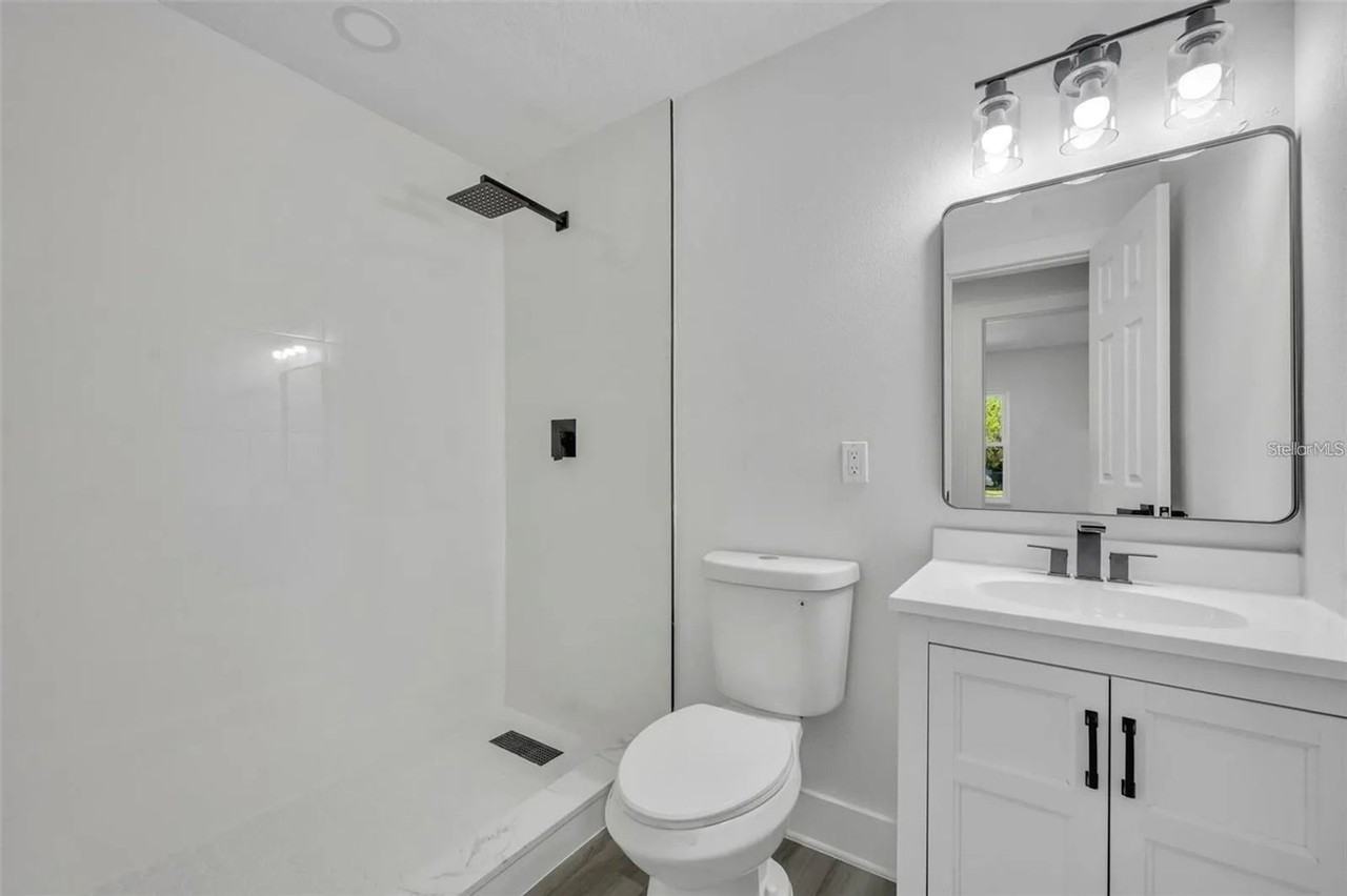 920 Lockhart St - Photo 7 of 11