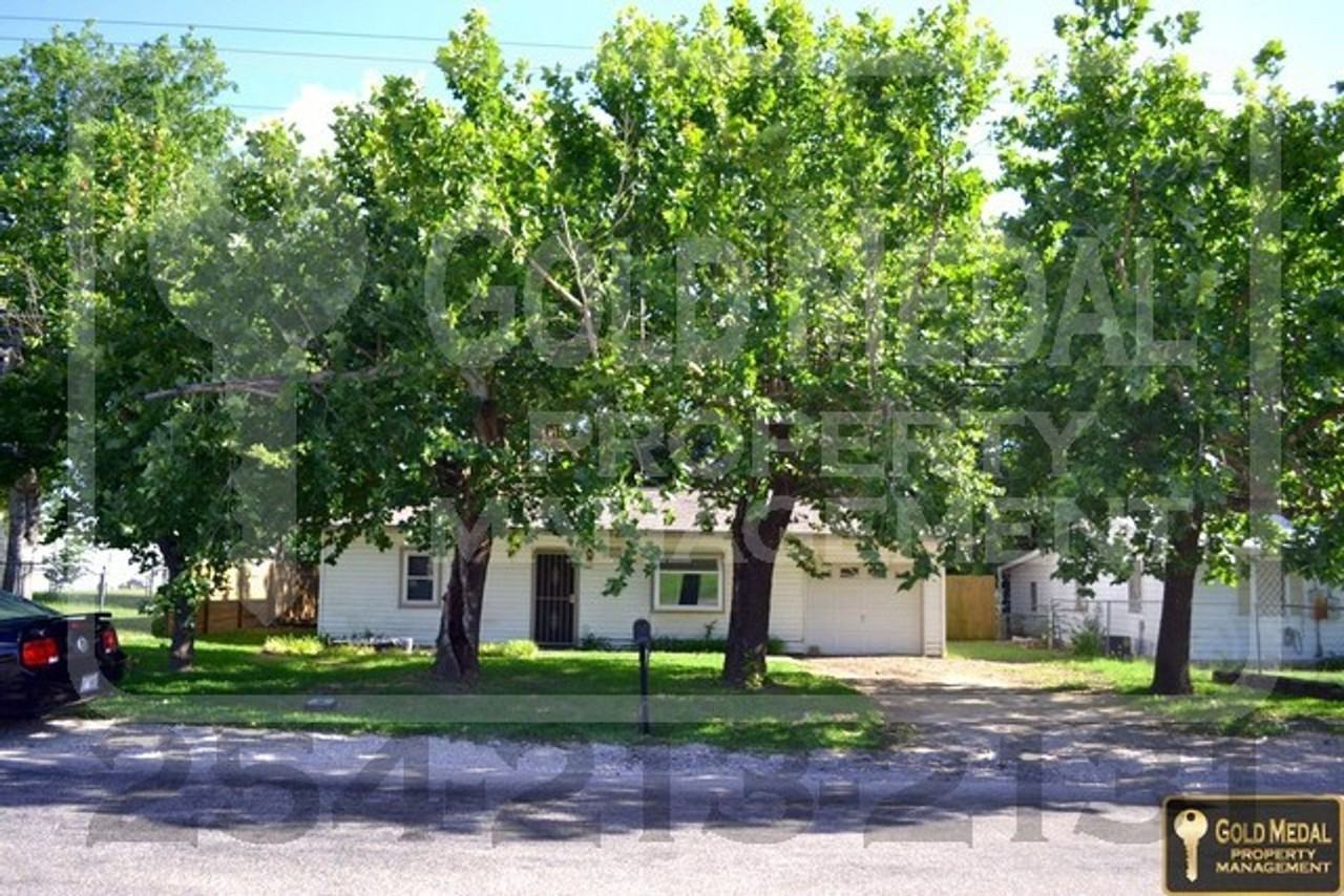 1208 E Avenue H - Photo 2 of 19