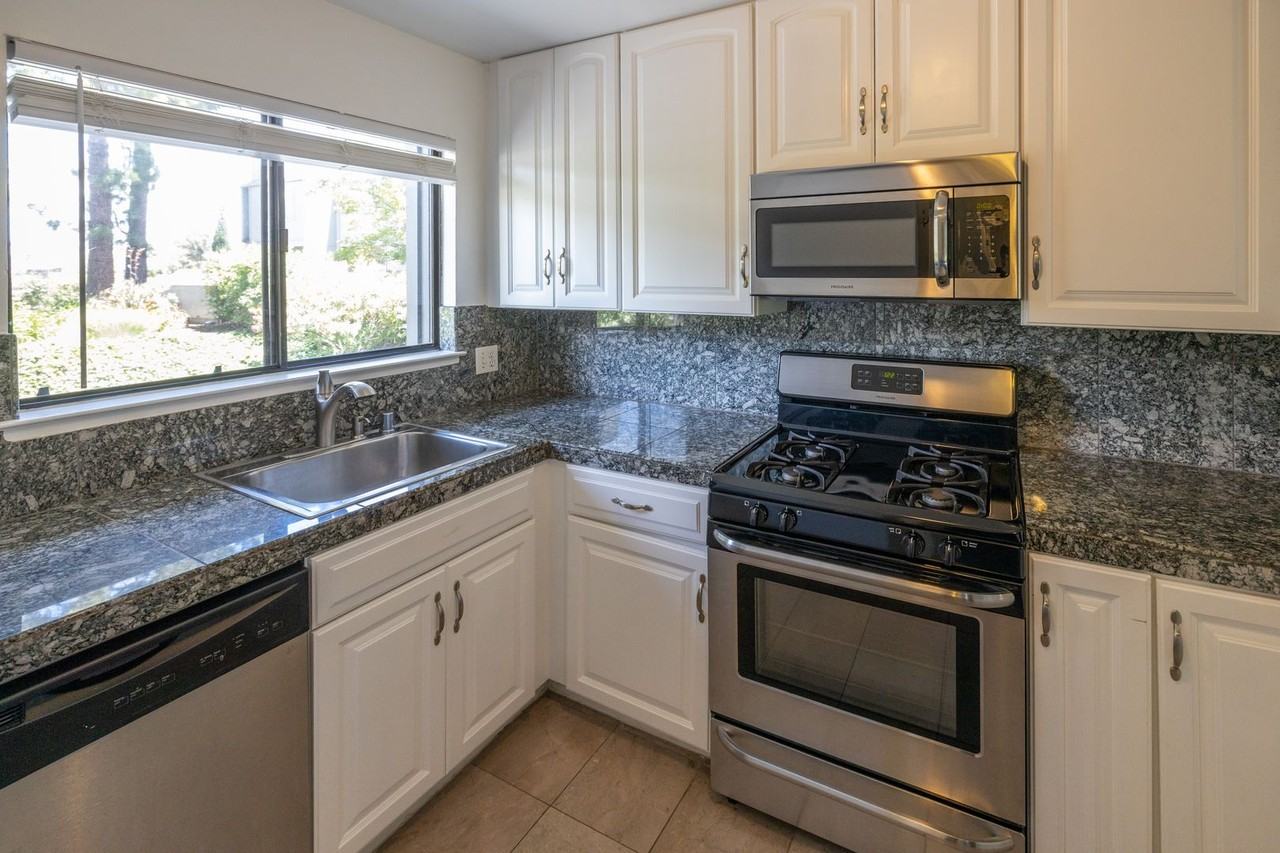 996 Silverado Ct - Photo 3 of 22