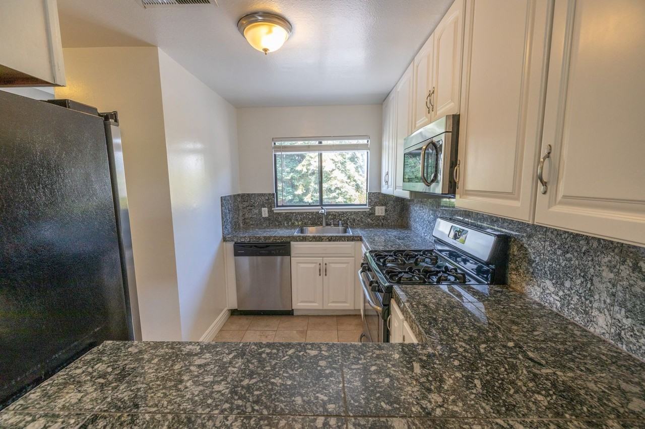 996 Silverado Ct - Photo 4 of 22