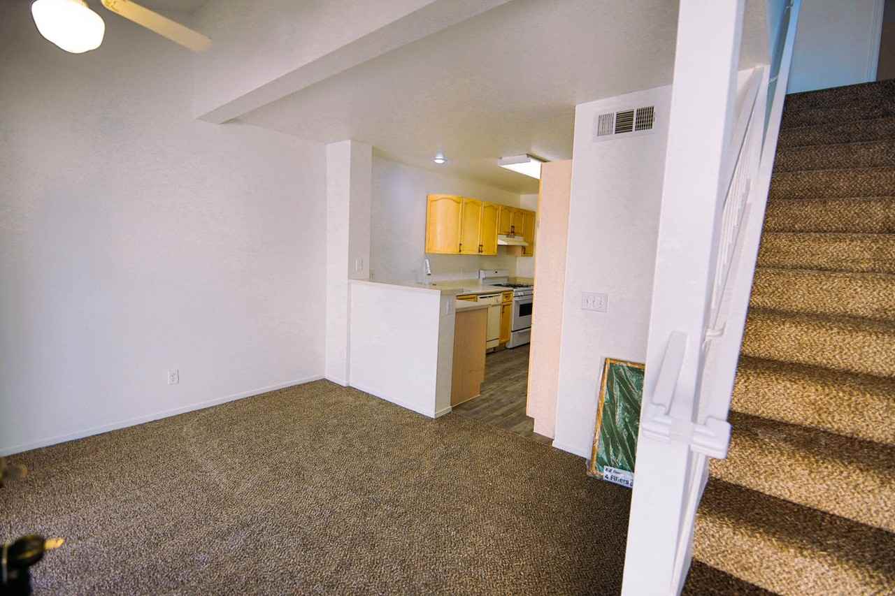 8023 W Rochelle Ave - Photo 3 of 17