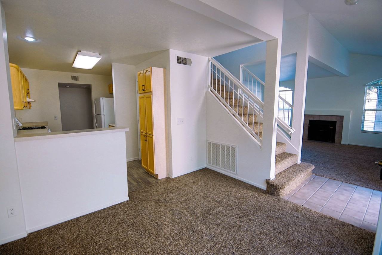 8023 W Rochelle Ave - Photo 5 of 17