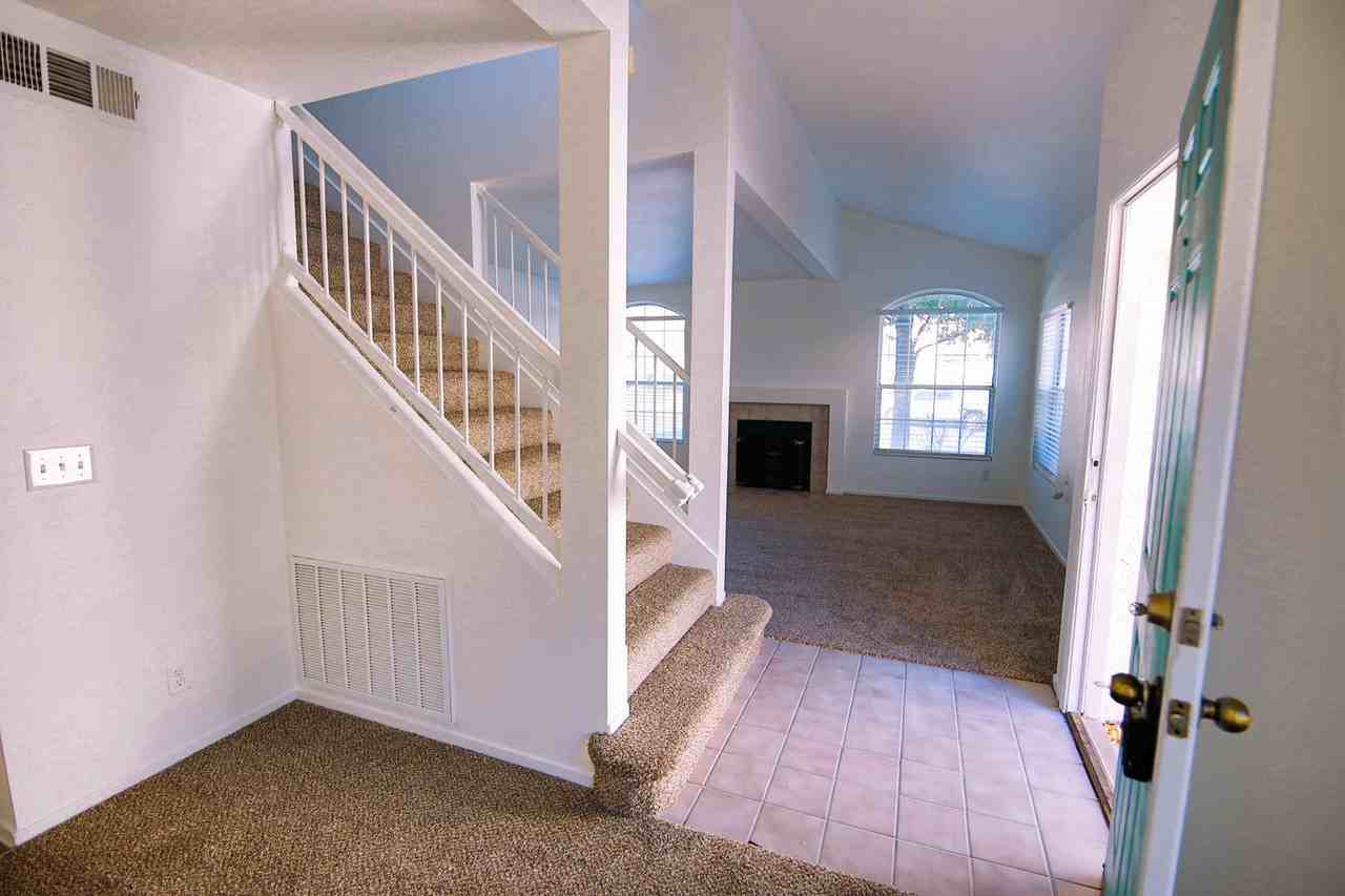 8023 W Rochelle Ave - Photo 6 of 17