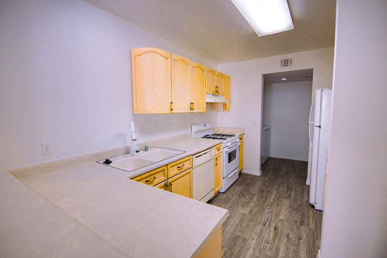 8023 W Rochelle Ave - Photo 7 of 17