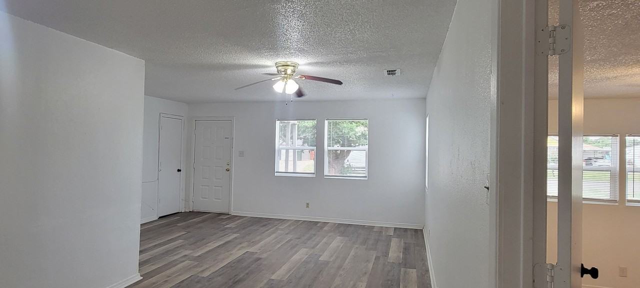 2901 Wallace St - Photo 6 of 24