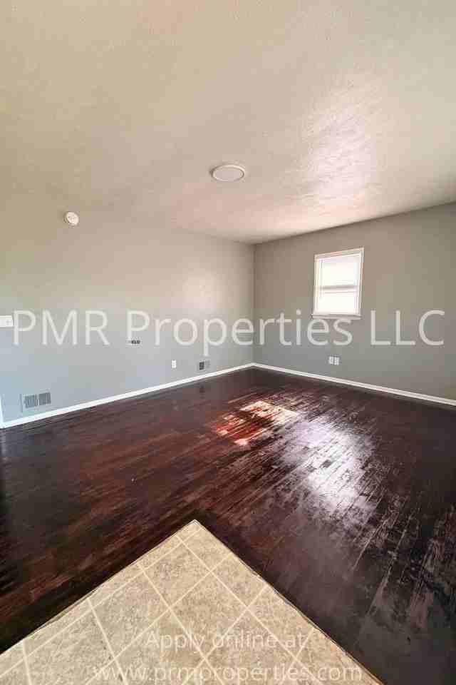 2115 Avenue M - Photo 4 of 10
