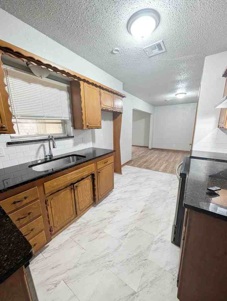 1915 S Jensen Ave - Photo 6 of 19
