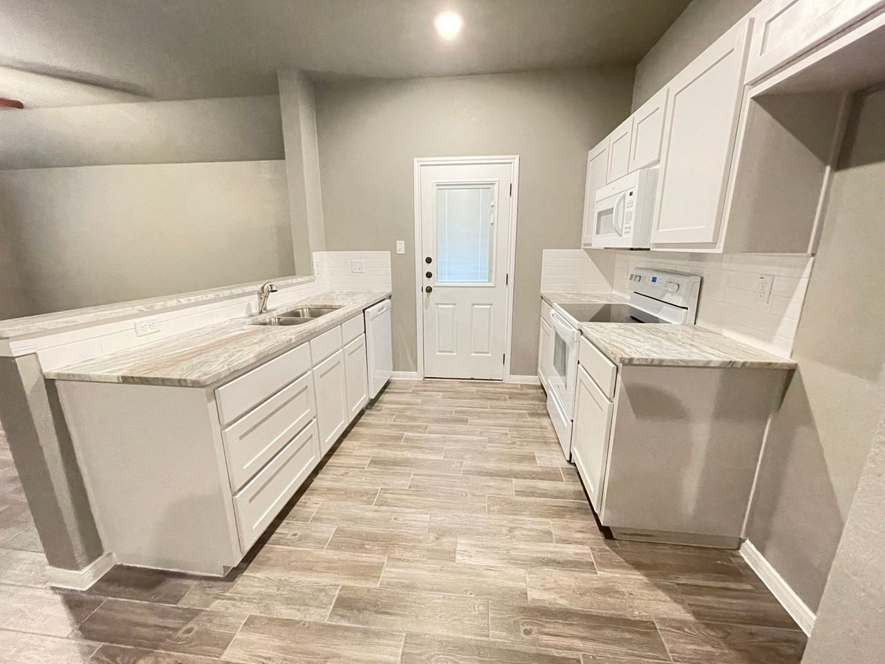 208 W Beeline Ln - Photo 6 of 18