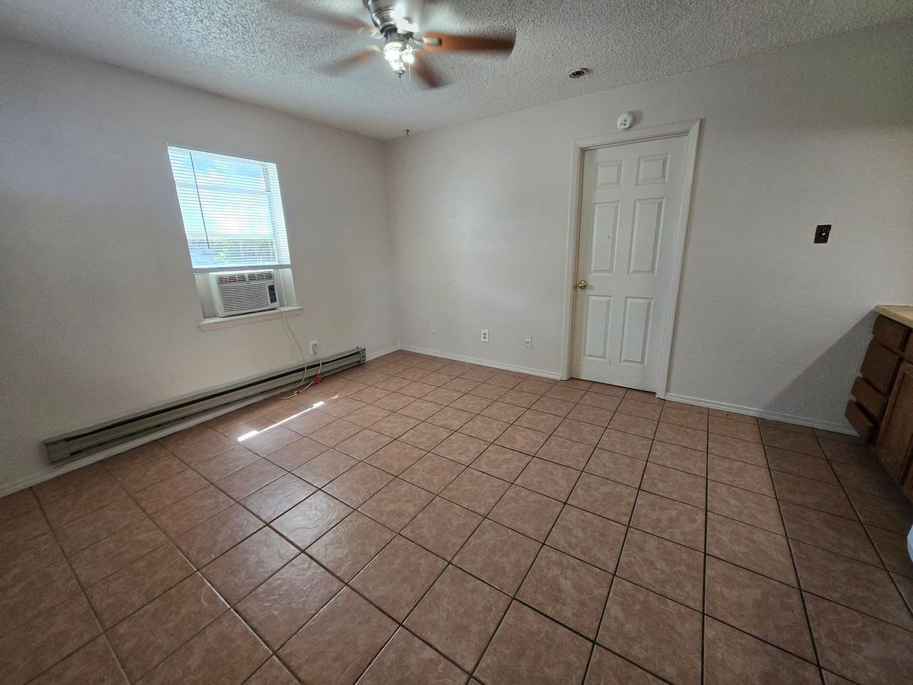 304 W Deming St Apt C - Photo 2 of 7