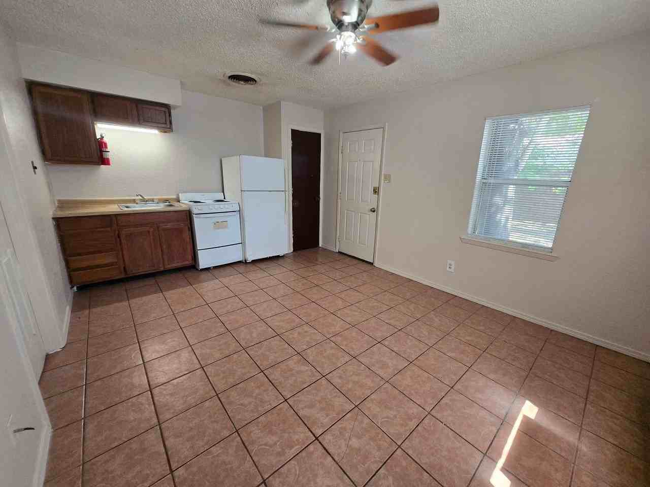 304 W Deming St Apt C - Photo 3 of 7