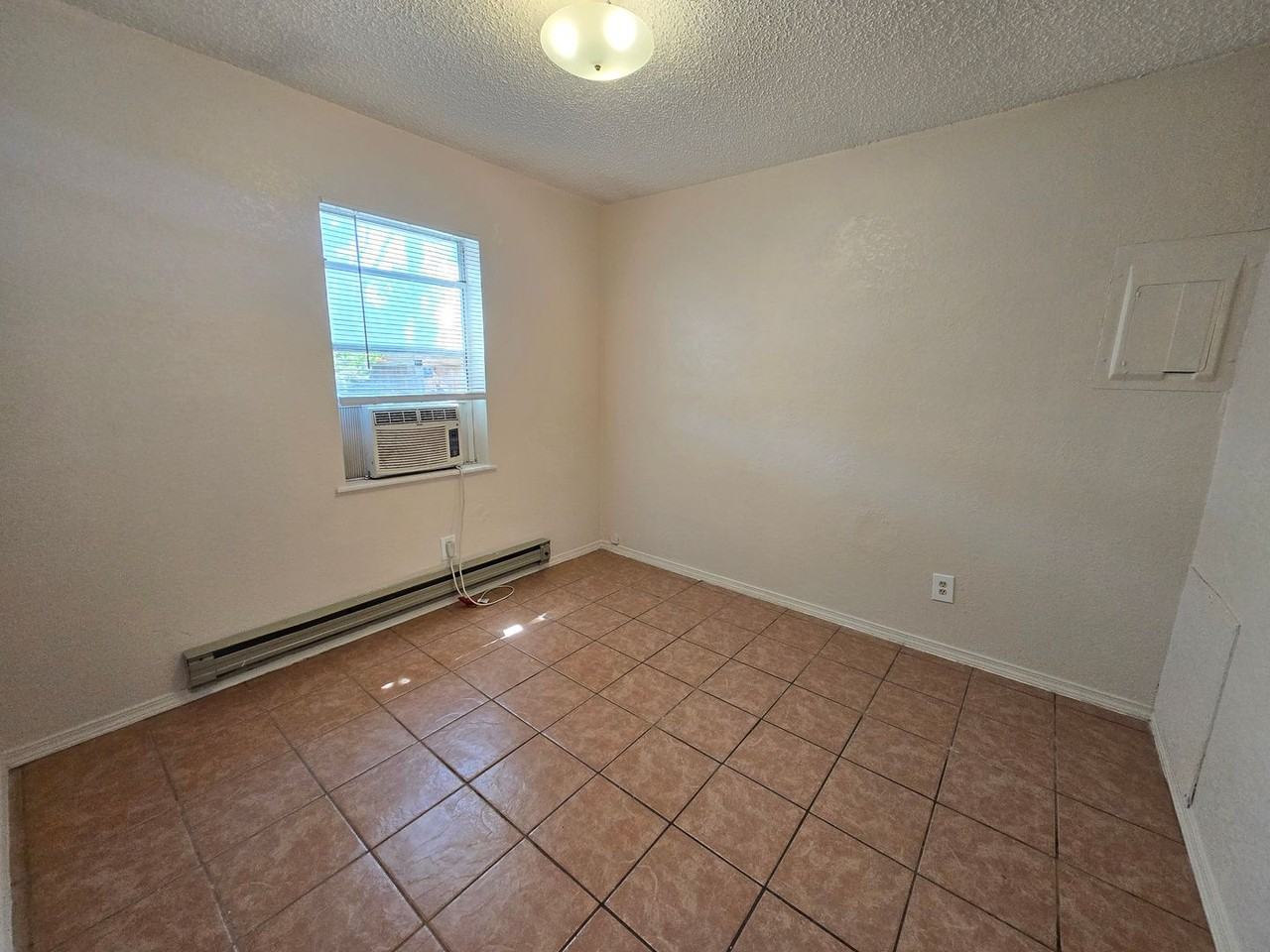 304 W Deming St Apt C - Photo 4 of 7