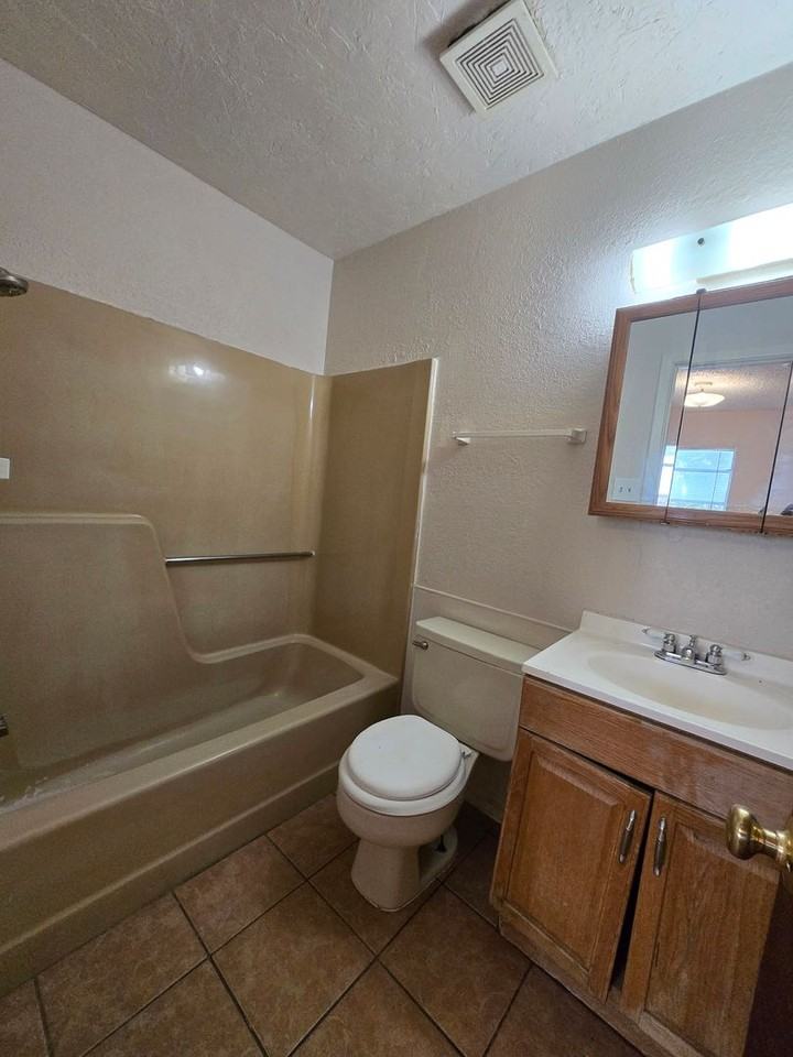 304 W Deming St Apt C - Photo 6 of 7