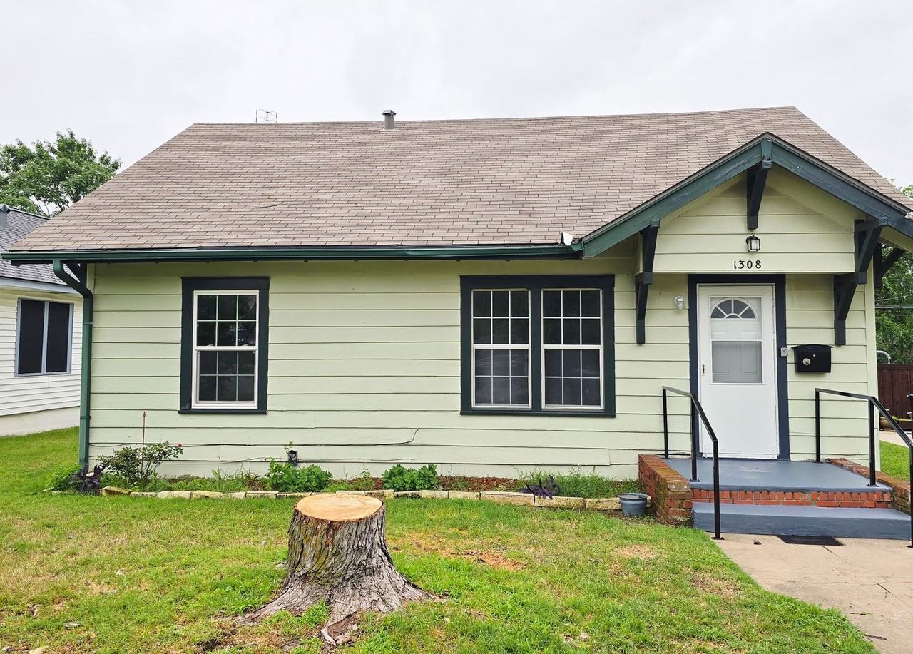 1308 W Walker St - Photo 2 of 15